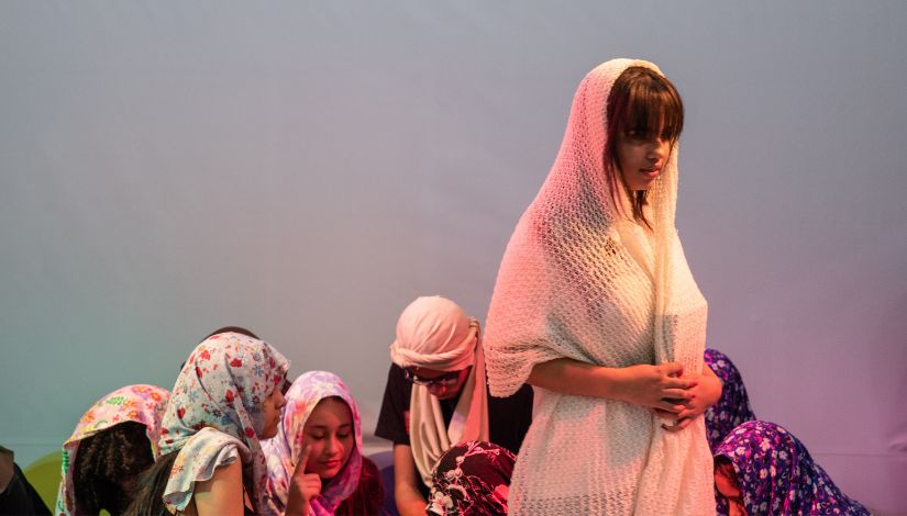 Imagem de peça teatral inspirada na história de vida da ativista Malala Yousafzai.