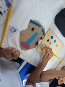 estudantes fazendo pintura dos retratos de releitura de Pablo Picasso