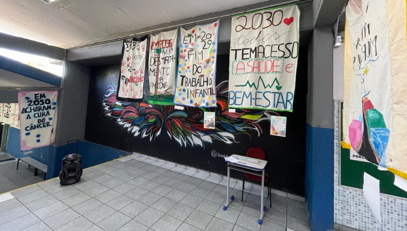 Foto do corredor da EMEF Laerte Ramos de Carvalho, com exposição de trabalhos sobre causas sociais