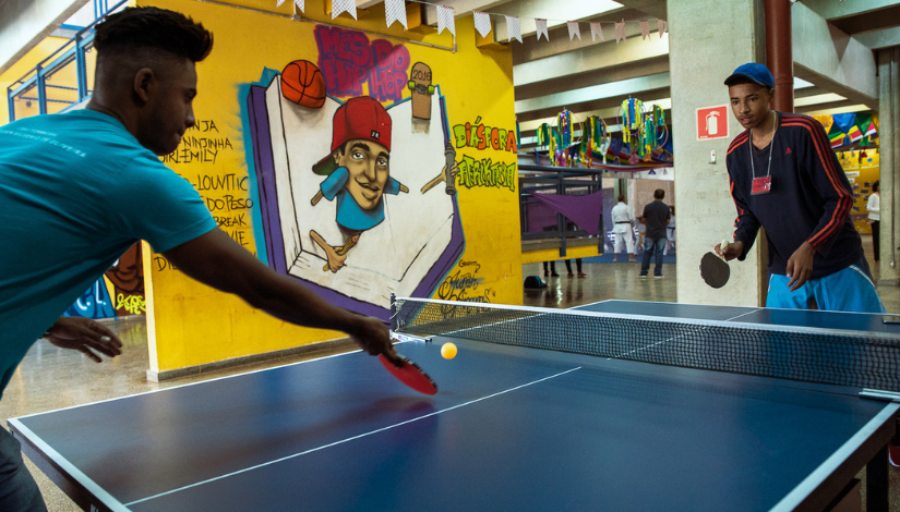 fotografia de dois jovens jogando ping pong