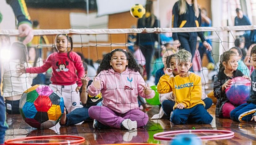 Crianças participando do Recreio Nas Férias Volei Sentado