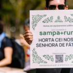 fotografia de uma placa de madeira com o texto Sampa+Rural Horta CEI Nossa Senhora de Fátima