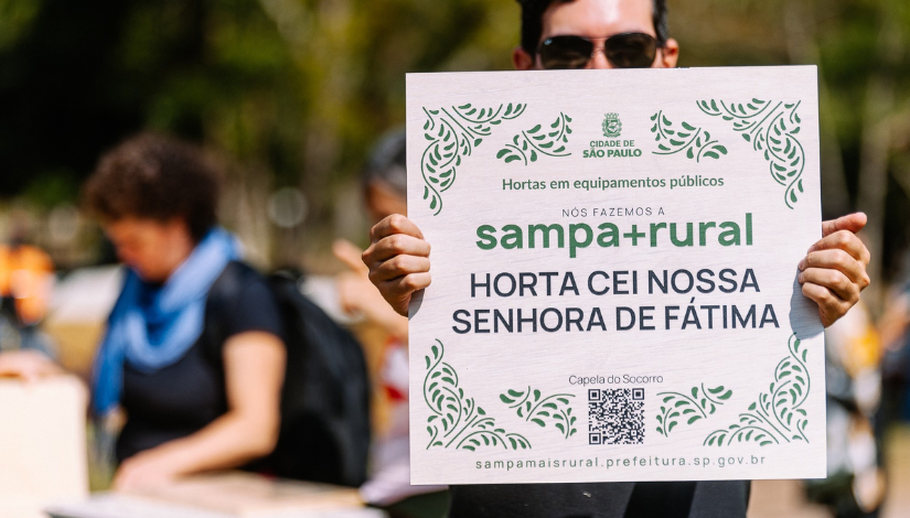 fotografia de uma placa de madeira com o texto Sampa+Rural Horta CEI Nossa Senhora de Fátima 