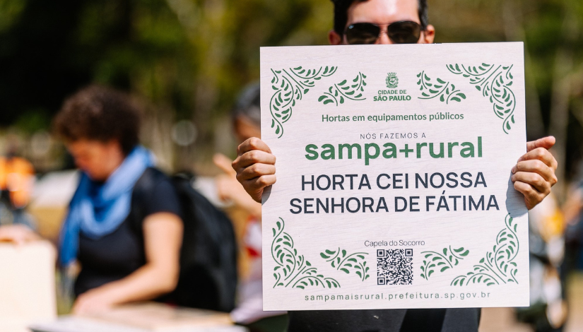 fotografia de uma placa de madeira com o texto Sampa+Rural Horta CEI Nossa Senhora de Fátima