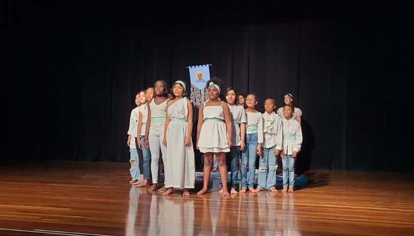 Fotografia de um espetáculo apresentado no evento Hoje é Dia De Conceição Evaristo