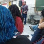 Poeta Sergio Vaz falando com os estudantes