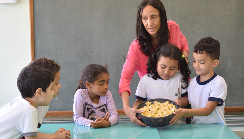 Fotografia de grupo de estudante em atividade de cozinha experimental Alimentação Escola