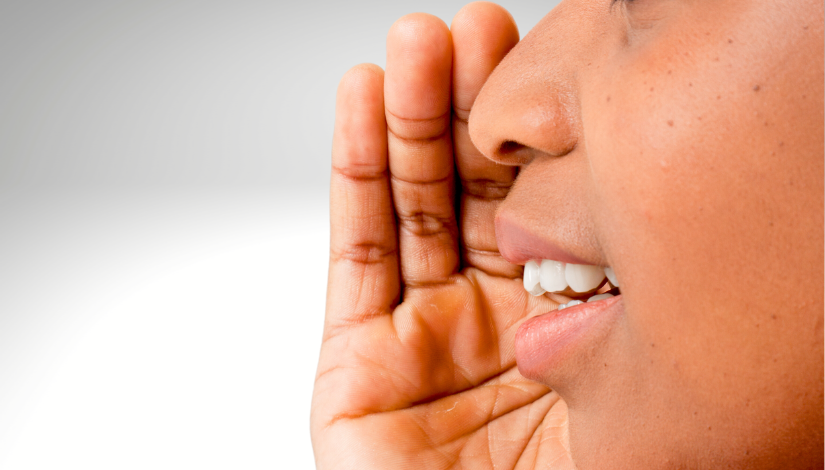 fotografia mostra parte de um rosto feminino com foco na boca em movimento de fala