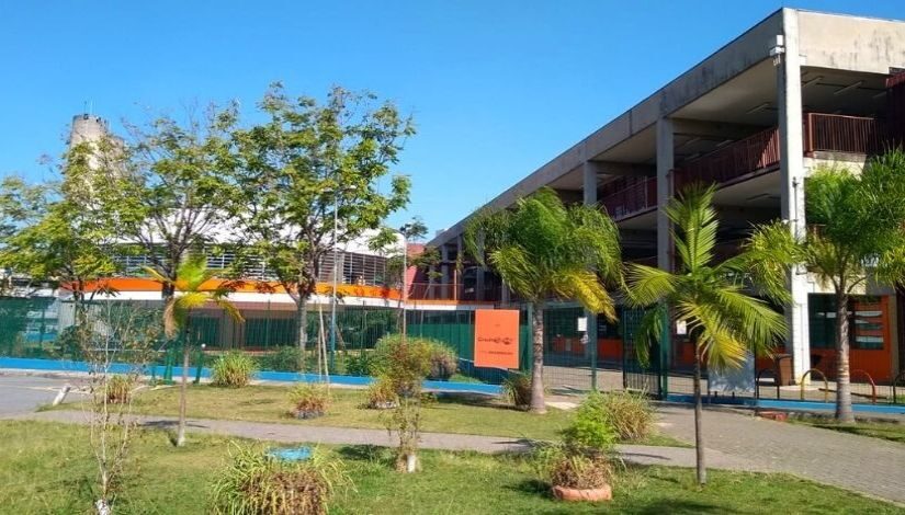 Fotografia mostra a fachada de um Centro Educacional Unificado.