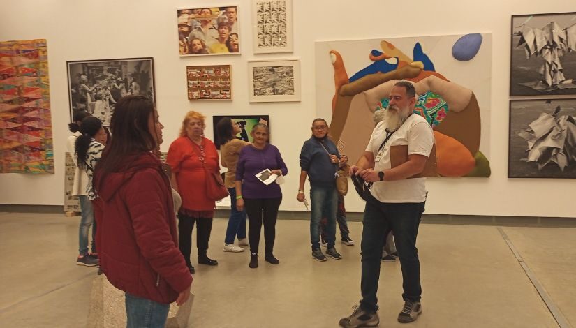 foto de estudantes do MOVA visitando a Pinacoteca