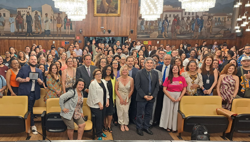 Fotografia de grupo de pessoas no evento do Prêmio Paulo Freire