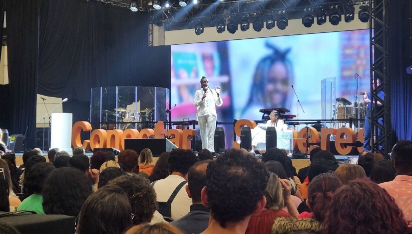 Fotografia mostra Djamila Ribeiro no palco do Congresso Municipal de Educação.