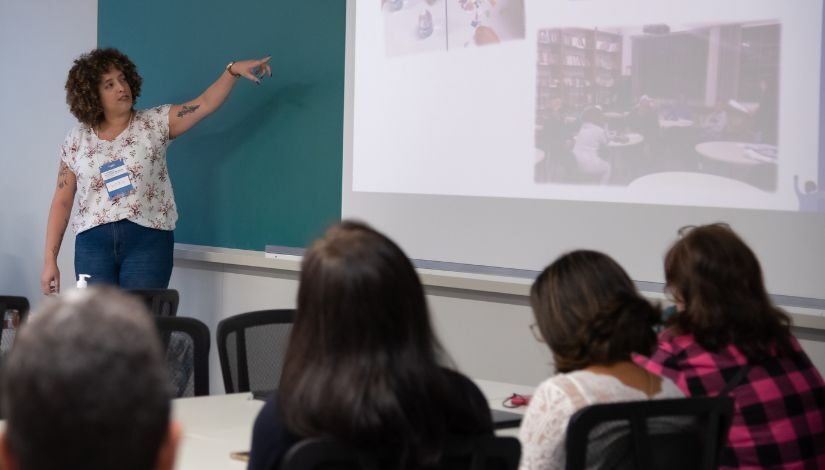 Professora do CIEJA em momento de oficina.