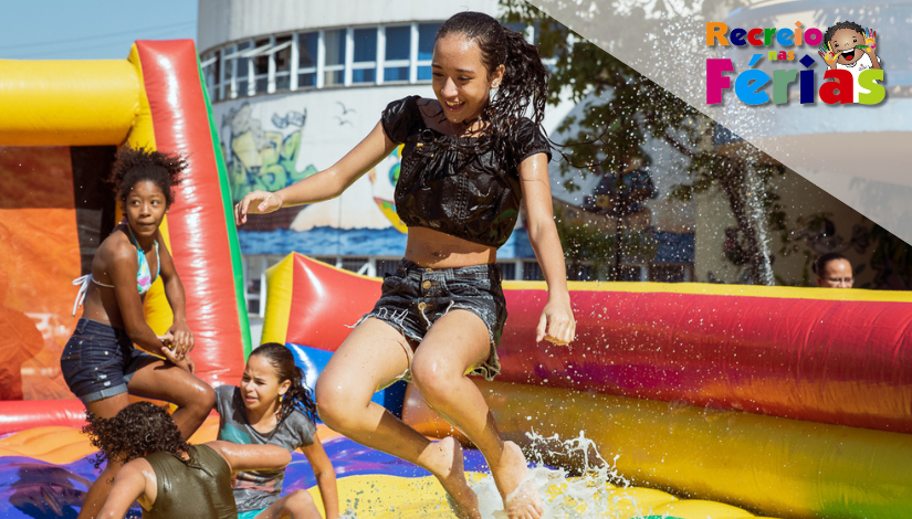  Garotas se divertindo em brinquedo inflável durante edição do recreio nas férias