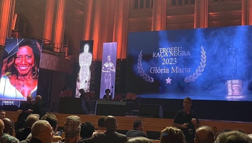 foto de um palco com um projetor grande e os dizeres Trofeu Raça Negra