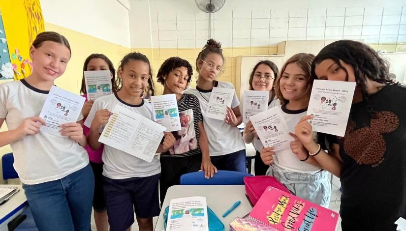 Estudantes na sala de aula.