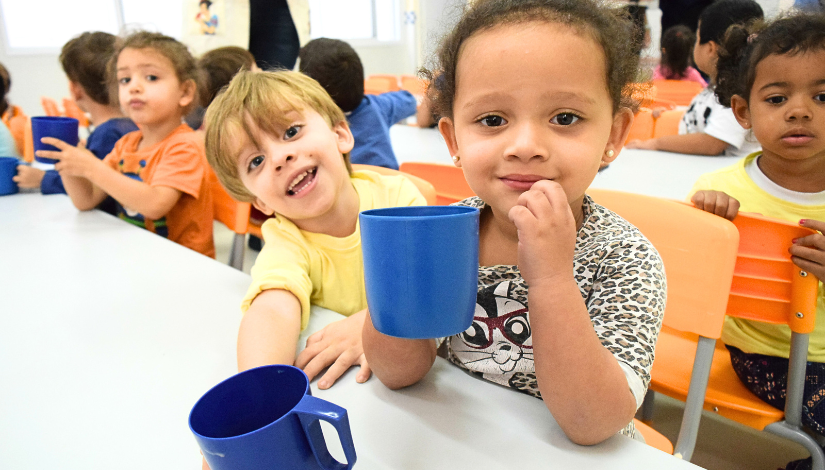 Crianças de CEI em momento de alimentação