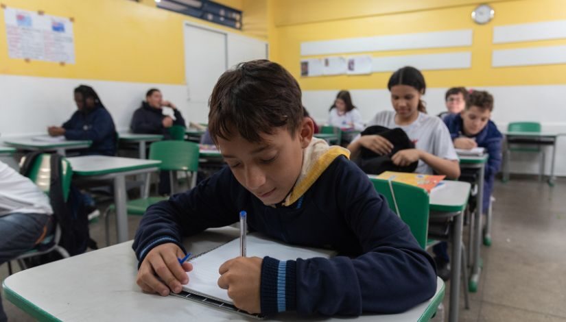 Estudantes em sala de aula.