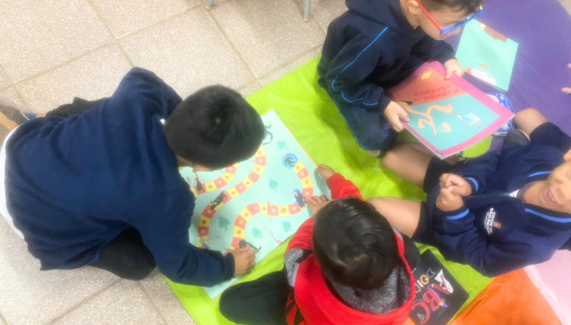 fotografia de estudantes manuseando livros de literatura