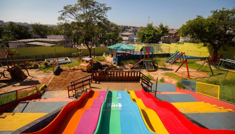 Fotografia do parque da EMEI Mário de Andrade com tobogã colorido.