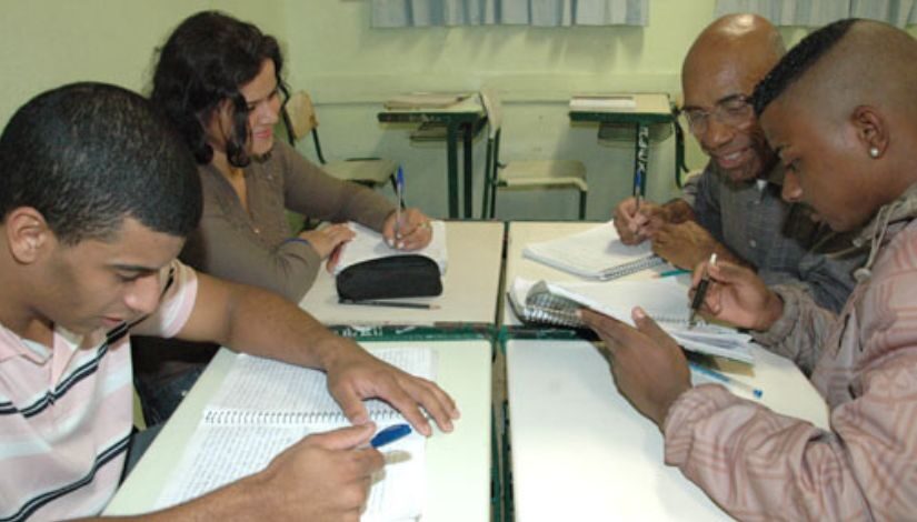 Foto de 4 estudantes jovens e adultos