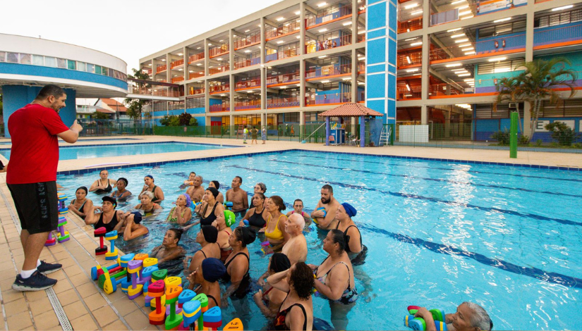 Fotografia de adultos em atividade na piscina de um CEU