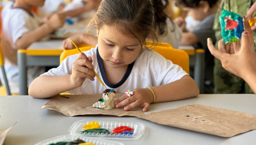 fotografia de uma Menina Pintando Com Tinta