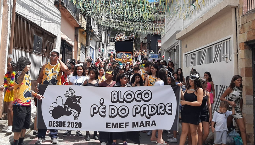 Fotos das pessoas na rua com o Bloco Pé Do Padre.