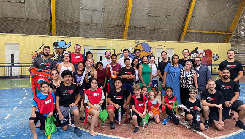 Foto com todos que participaram do evento junto com os dois jogadores da NFL.