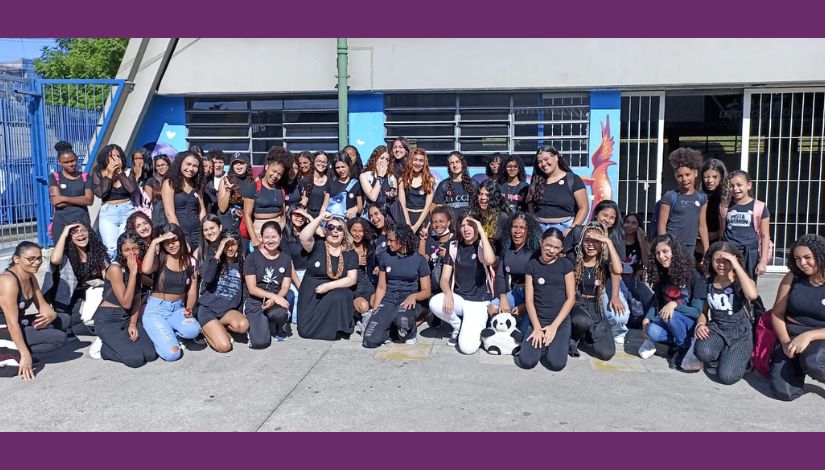Fotografia de várias estudantes do movimento "Consciência Feminina na Escola".