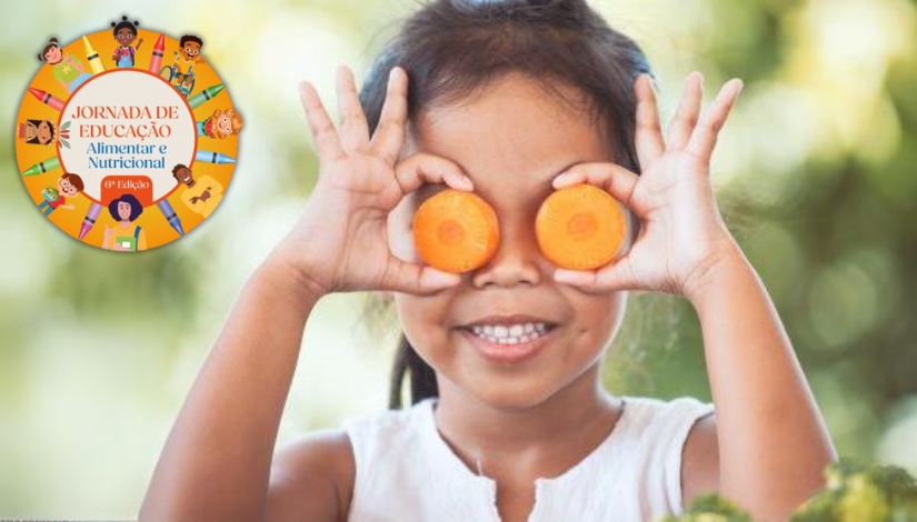 Fotografia e uma menina segurando duas rodelas de cenouras sobre os olhos - Jornada Nutricional