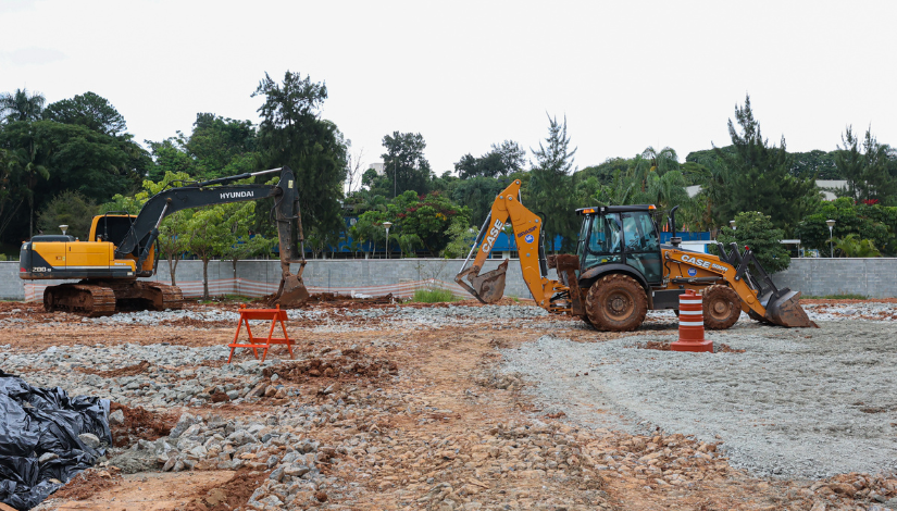 Fotografia de terreno com presença de tratores em obras CEU Cidade Ademar