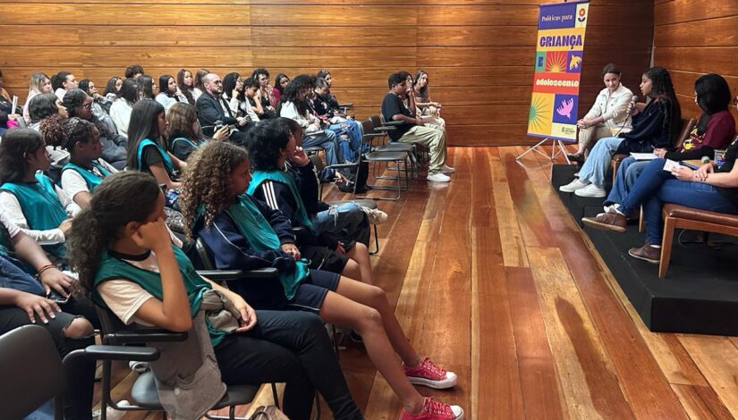 Foto dos estudantes gremistas assistindo a palestra 