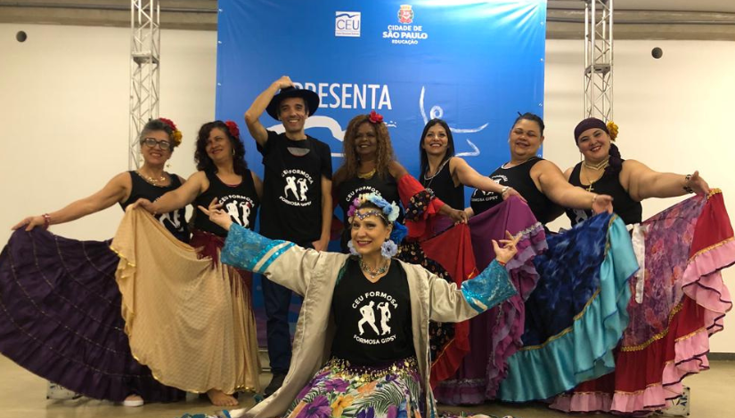 Alunos de Dança Cigana do CEU Formosa posam para foto