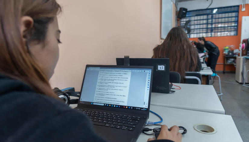 Foto de estudante usando notebook da escola.