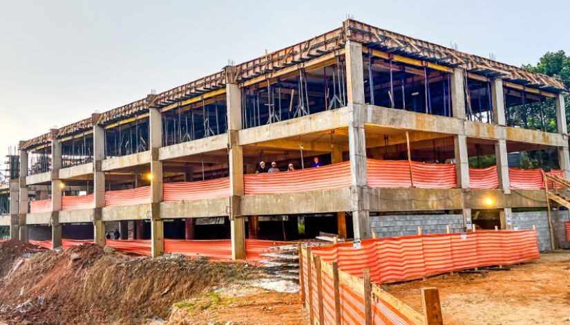 Fotografia mostra construção de novo Centro Educacional Unificado (CEU).
