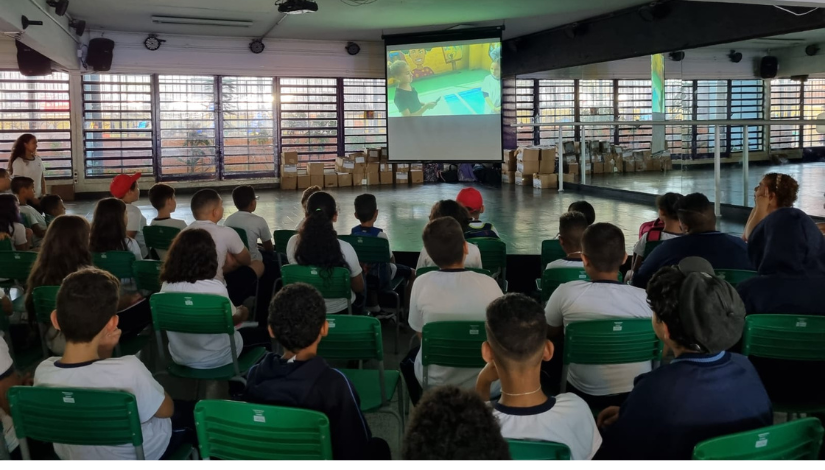 fotografia mostra Estudantes Participando de Mostra De Cinema na escola