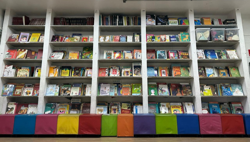Uma biblioteca com bancos coloridos