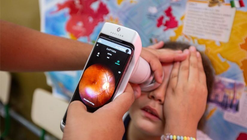 Fotografia mostra uma estudante realizando exame ocular do Programa Avança Saúde Escolar Oftalmologia.