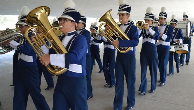 Fotos de músicos tocando instrumentos de fanfarra