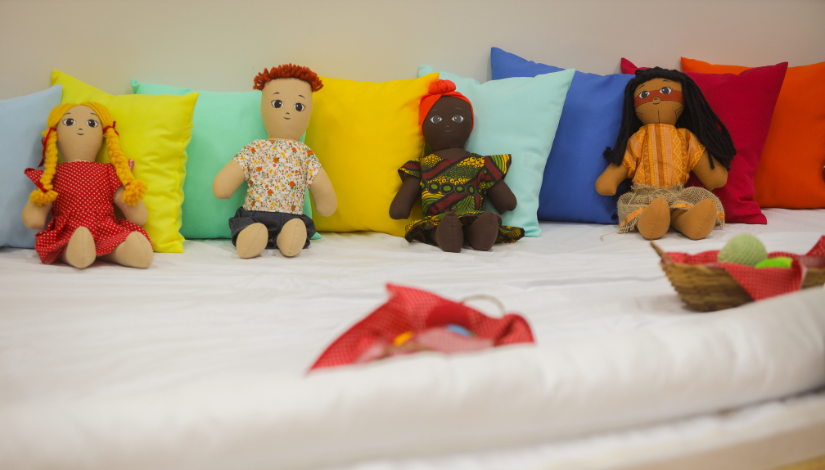 Fotografia de bonecos de pano que representam diversas etnias