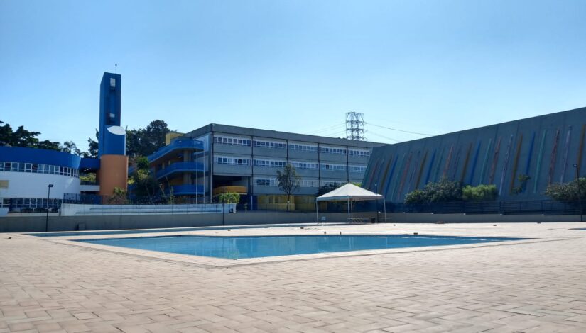 Fotografia mostra um Centro Educacional Unificado por fora.