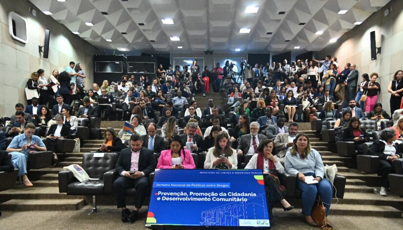 Auditório com muitas pessoas.