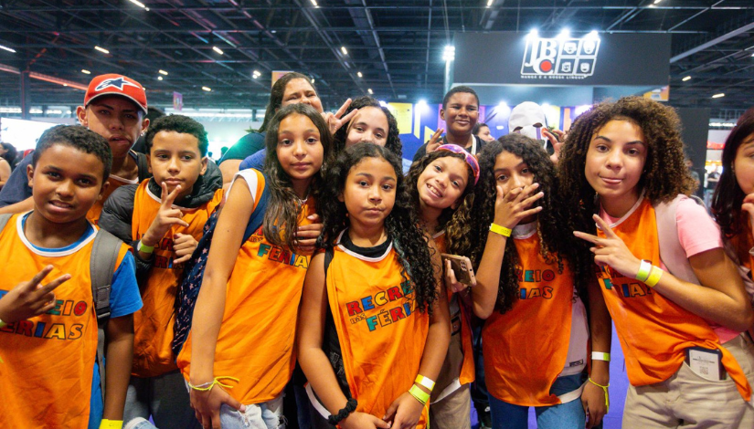 Grupo de estudantes usando coletes do Recreio nas Férias participando do evento Anime Friends 1