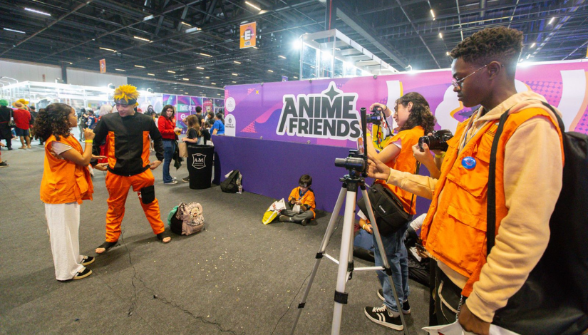 Grupo de estudantes usando coletes doimprensa jovem entrevistando participando do Anime Friends