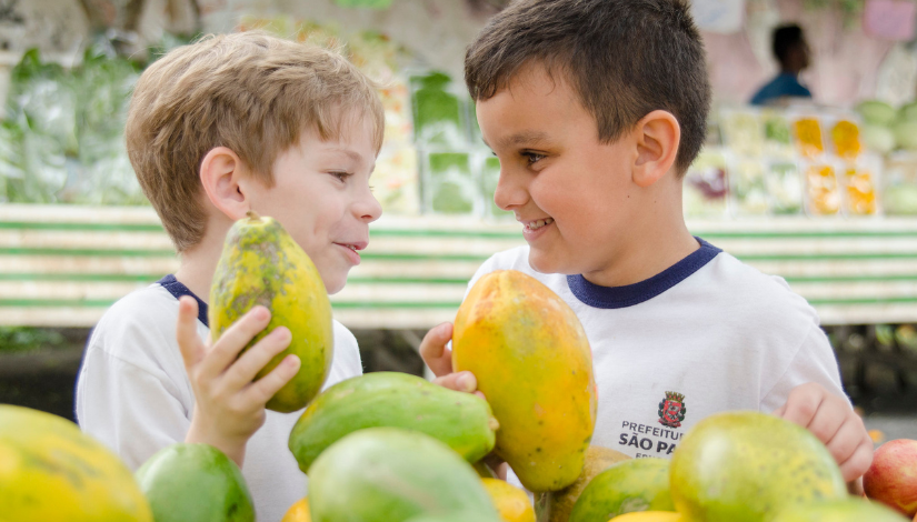 Alunos Com Frutas Nas Mãos