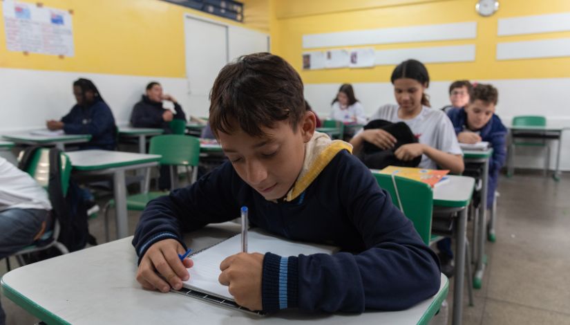 Foto de estudantes do Ensino Médio em uma sala de aula