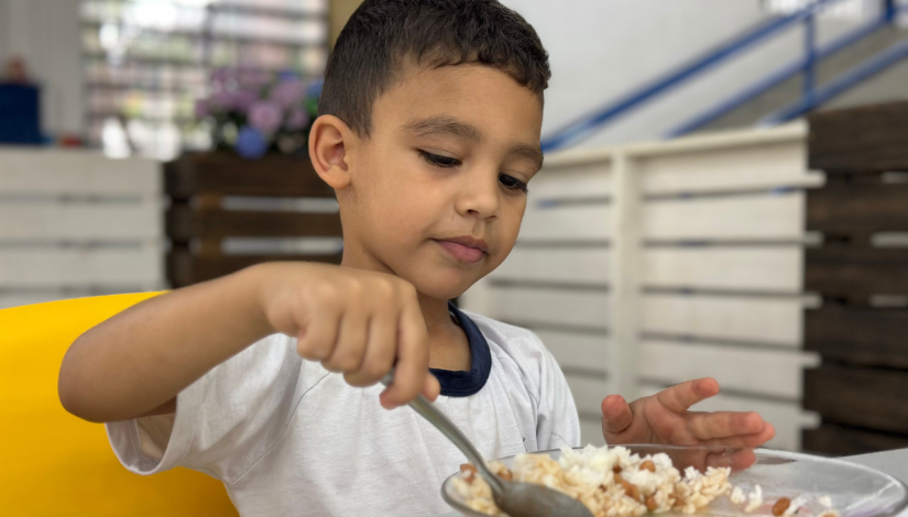 Estudante Se Alimentando Codae