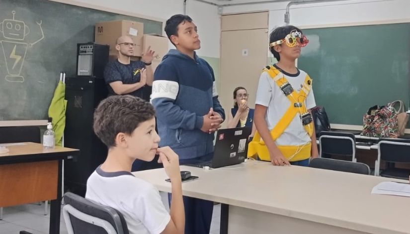 Estudantes criam óculos com sensor ecolocalizador.