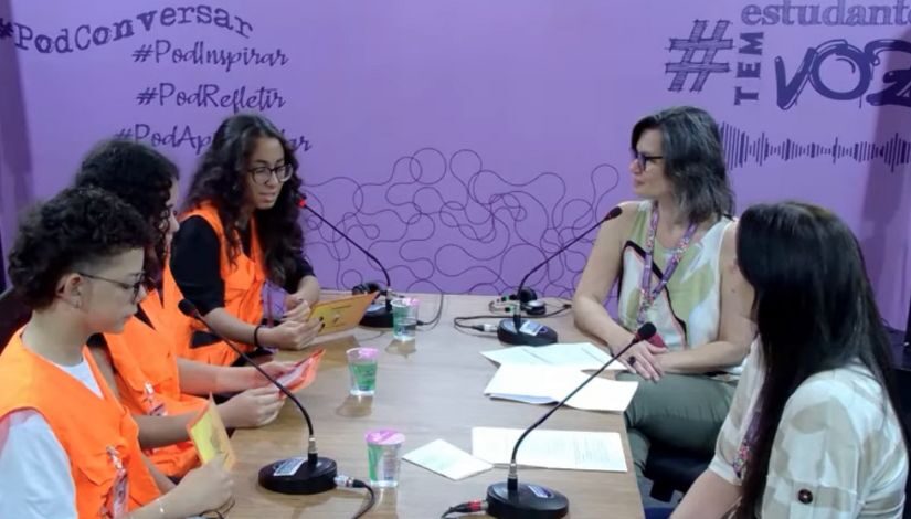 Imagens de estudantes entrevistando convidados no estúdio do podcast chamado 